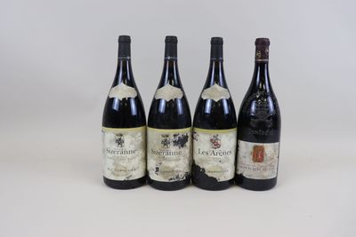 quatre bouteilles de vin sont alignées sur une surface blanche