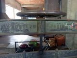 un gros objet métallique posé sur une table