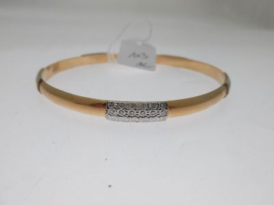 un bracelet rigide en or et diamants