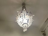 un lustre suspendu au plafond d'une pièce