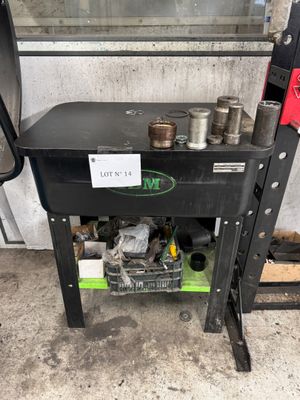 un établi noir sur lequel sont posés de nombreux outils