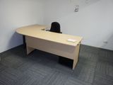 une photo d'un bureau vide avec un bureau et une chaise