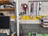 une image représentant un espace de travail avec un ordinateur et d'autres outils