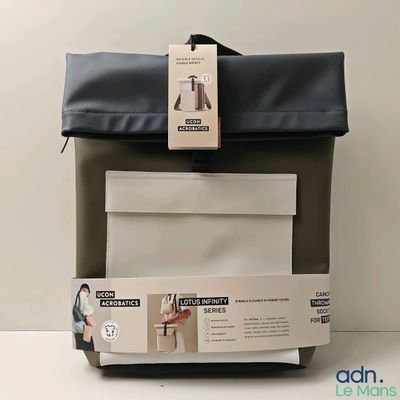 l'arrière d'un sac à dos noir et blanc posé sur une table blanche