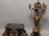 deux types d'horloges exposées sur un fond blanc