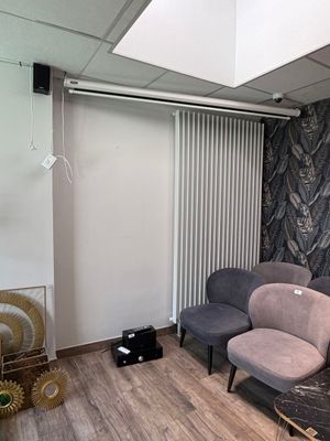 un canapé et deux fauteuils dans une pièce dotée d'une fenêtre