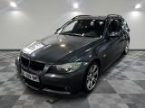 une photo d'un break BMW noir garé dans un garage
