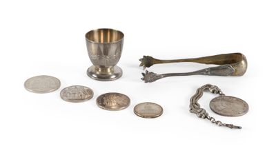 un ensemble d'objets en argent comprenant une cuillère, une cuillère et un repose-cuillère
