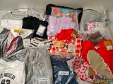 une boîte remplie de vêtements posée sur une table