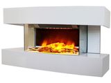 un gros plan d'une cheminée avec un feu à l'intérieur