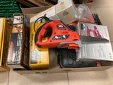 une boîte remplie d'outils posés sur le sol