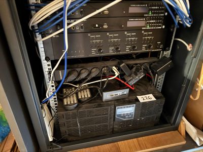 un tas de fils qui se trouvent dans une armoire