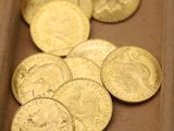 beaucoup de pièces d'or dans une boîte posée sur la table