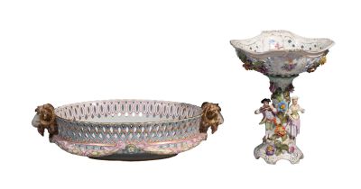 deux vases placés l'un à côté de l'autre