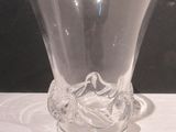 un vase en verre transparent posé sur une table