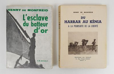 deux livres posés l'un à côté de l'autre sur une table