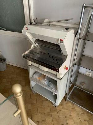 une machine qui se trouve dans une pièce à côté d'un escalier