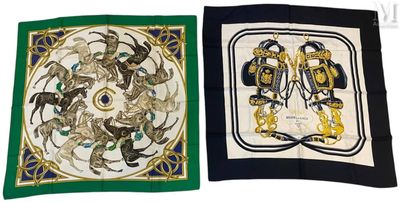 une paire de foulards en soie représentant des chevaux et des lions