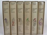 six livres alignés sur une surface blanche avec un fond blanc