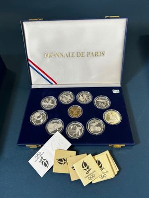 une image représentant une boîte de pièces de monnaie sur laquelle figure le portrait d'une femme