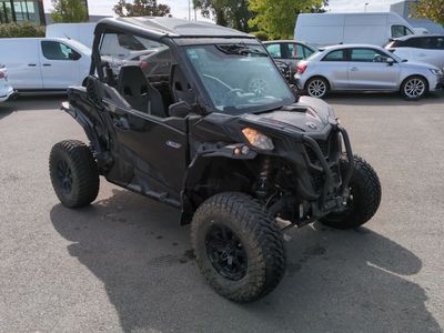 une photo d'une Utt noire garée sur un parking