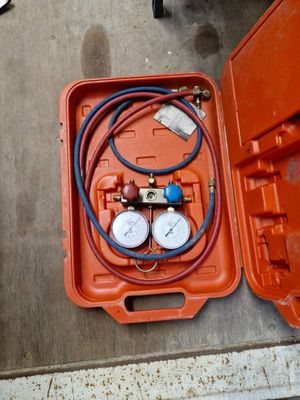 deux manomètres dans un boîtier en plastique posé par terre