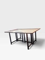 Grande table de type gate-leg en bois laqué, à plateau plian…