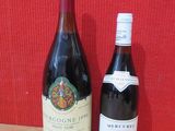 deux bouteilles de vin posées l'une à côté de l'autre sur une table