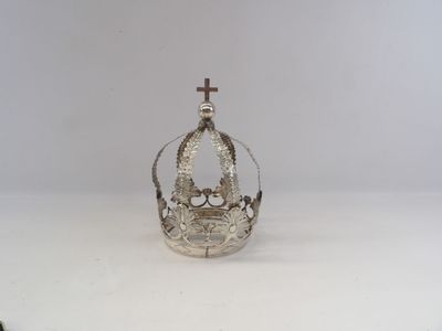 une image représentant une couronne en argent surmontée d'une croix