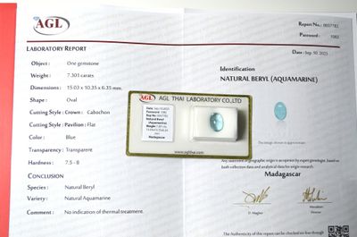 Une aigue-marine, cabochon ovale, d'un poids de 7,30 cts, pr…