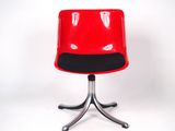 une chaise rouge avec une assise noire, posée sur un piètement en métal