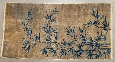 une image représentant un morceau de tissu orné de fleurs bleues