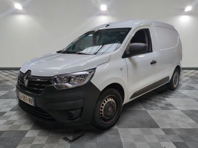 la camionnette blanche est garée sur le sol en damier d'une pièce