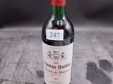une bouteille de vin posée sur une table