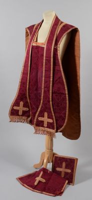 Partie d'ornement comprenant une chasuble de forme française…