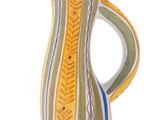 un vase rayé de jaune et de bleu sur fond blanc