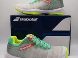 la boîte d'une paire de chaussures de tennis posée sur une surface blanche