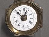une horloge avec des chiffres romains sur le cadran