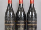 trois bouteilles de vin rouge posées sur une table en verre