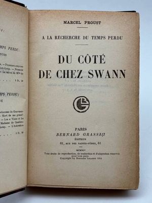 un livre ouvert sur lequel figure l'illustration du titre d'un roman