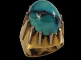 bague en or sertie d'une turquoise sur fond noir