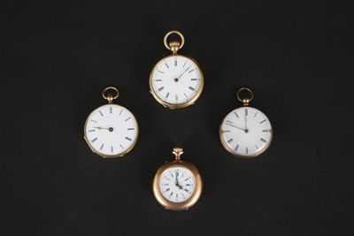 trois types différents de montres de poche sur un fond noir
