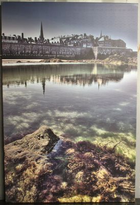 une photo d'une photo d'une ville au bord de l'eau