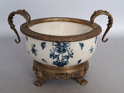 Vasque en céramique à décor en camaïeu bleu d'insectes, branches fleur - Photo 1