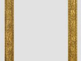 un cadre doré orné d'un motif décoratif sur fond blanc