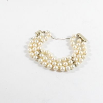 gros plan d'un bracelet avec des perles sur fond blanc