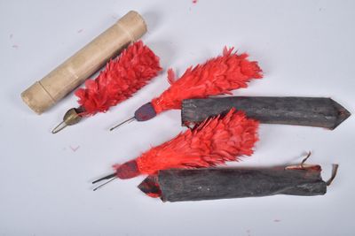 trois outils posés sur une surface blanche
