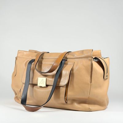 sac fourre-tout en cuir beige avec des anses en cuir noir