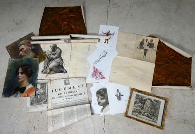 beaucoup de vieux papiers et de vieilles photos par terre