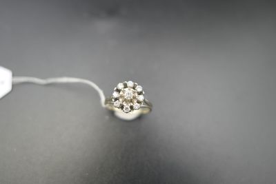 une bague posée sur une table